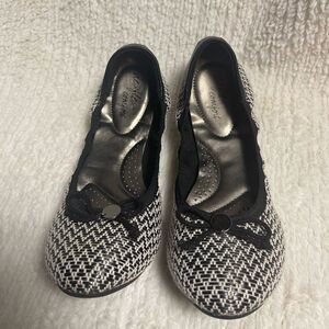 Dexflex comfort fabric woven black & white ballerina flats with bow accent SZ9